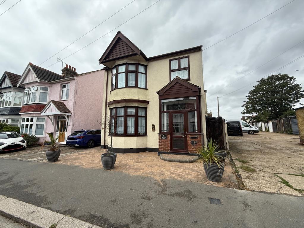 Lot: 176 - HOUSE OF MULTIPLE OCCUPATION FOR IMPROVEMENT - Block paved frontage leading to entrance and side access